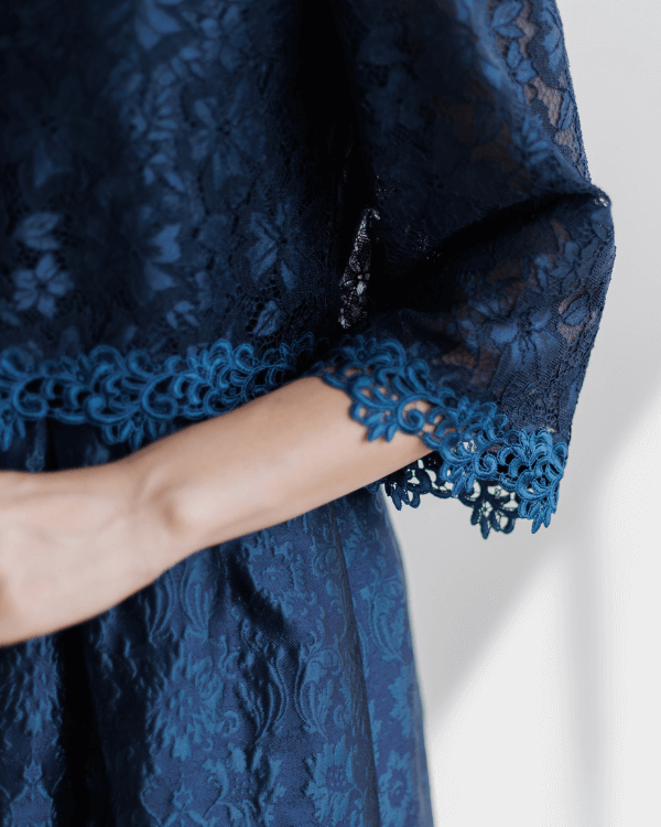 肘まで隠れる安心の七分袖。