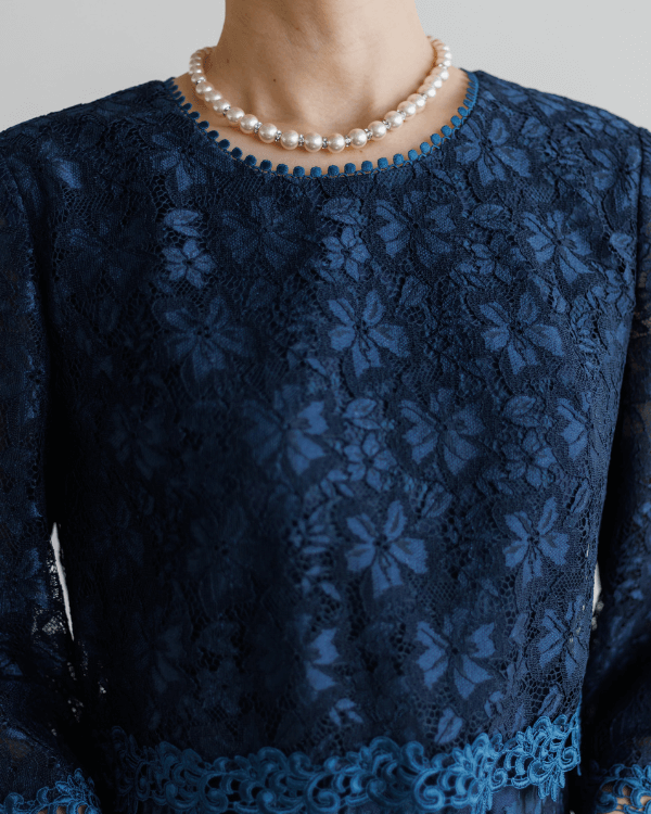 フラワーモチーフの繊細で華憐なレース。襟までこだわりました。