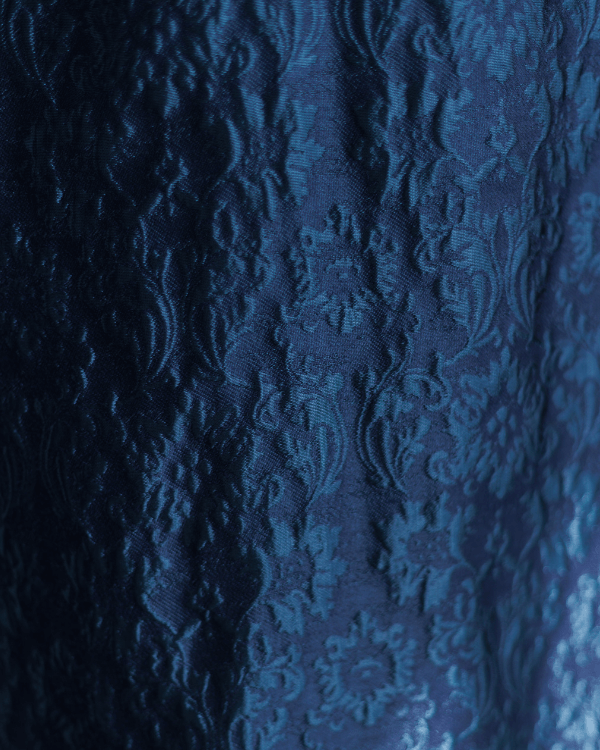 立体的でハリと光沢のあるフクレジャカード。