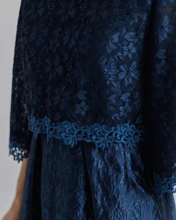 レースとジャカードを合わせた贅沢な１着。