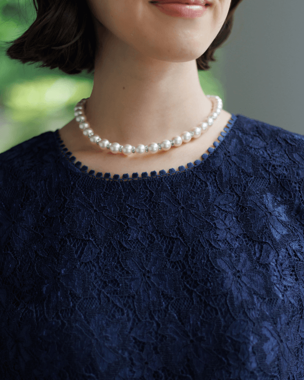 フラワーモチーフの繊細で華憐なレース。襟までこだわりました。