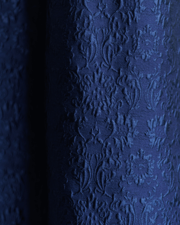 立体的でハリと光沢のあるフクレジャカード。