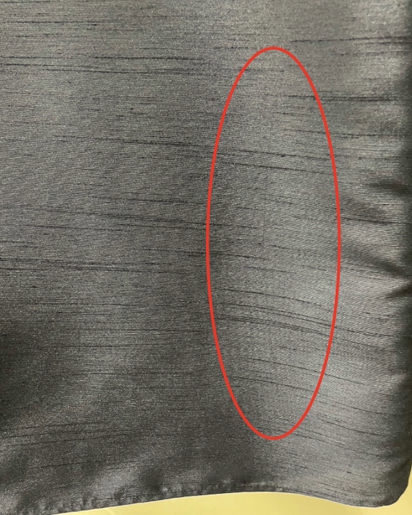 前面向かって右裾に長い糸抜けがございます。