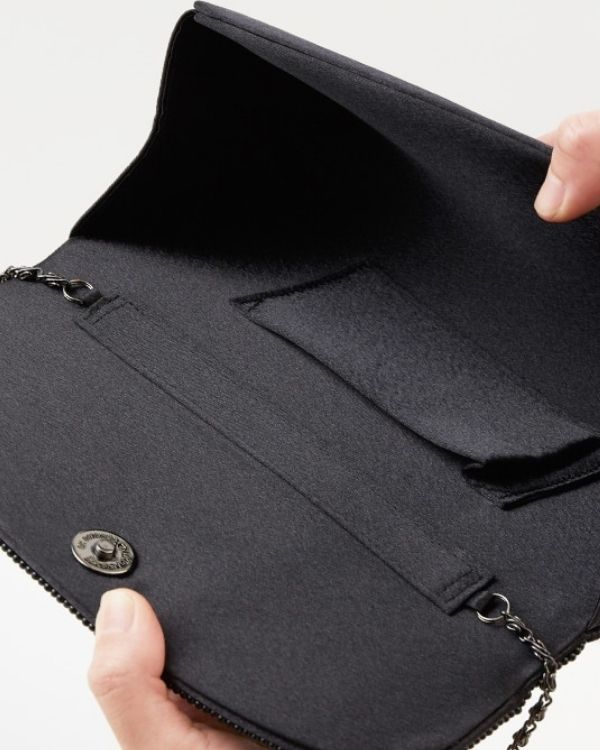 ブラック】ビーズライン×プリーツデザイン サテンフォーマルバッグ