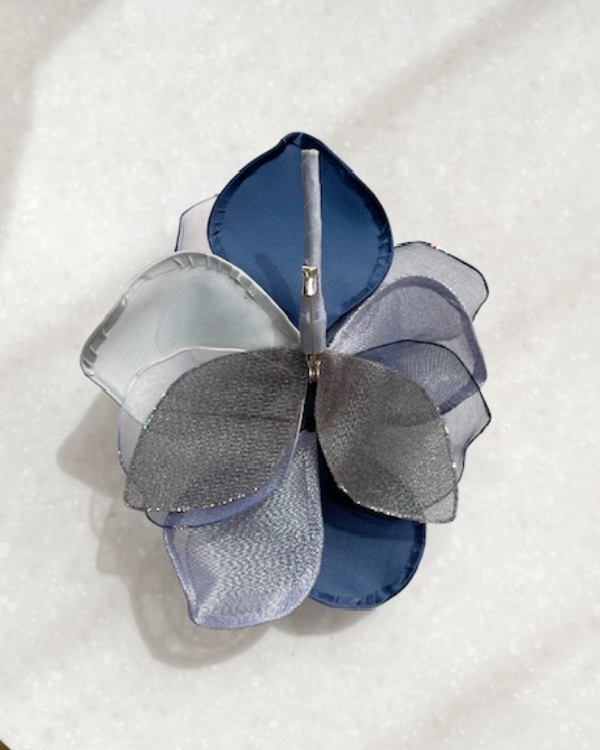 ニュアンスカラーのシックなコサージュ ニュアンスカラーのシックなコサージュ